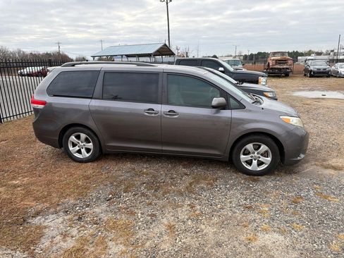 Used 2013 Toyota Sienna LE image 4