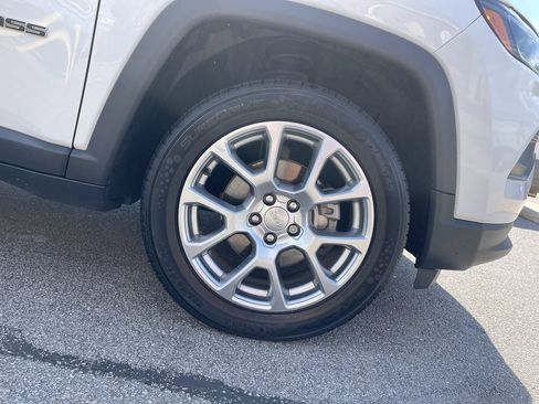 Used 2022 Jeep Compass Latitude AWD/4WD image 11