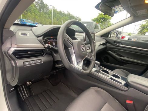 Used 2023 Nissan Altima 2.5 SV FWD image 9