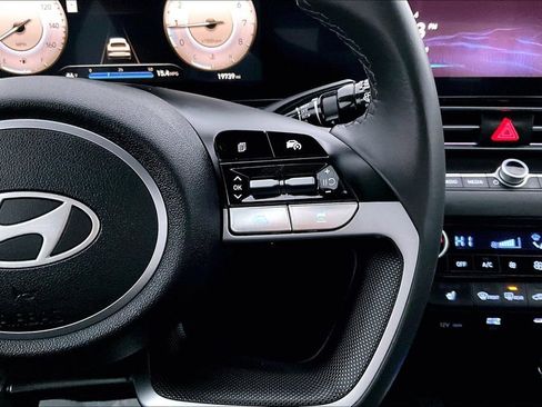 Used 2025 Hyundai Elantra SEL image 18