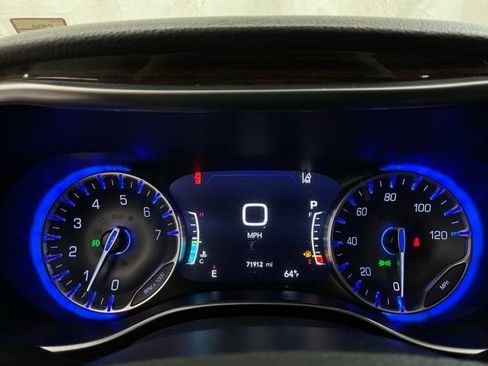 Used 2023 Chrysler Pacifica Limited FWD image 15