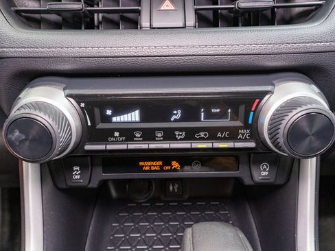 Used 2019 Toyota RAV4 LE AWD/4WD image 19