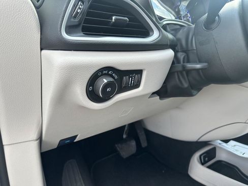 Used 2024 Chrysler Pacifica Touring-L FWD image 22