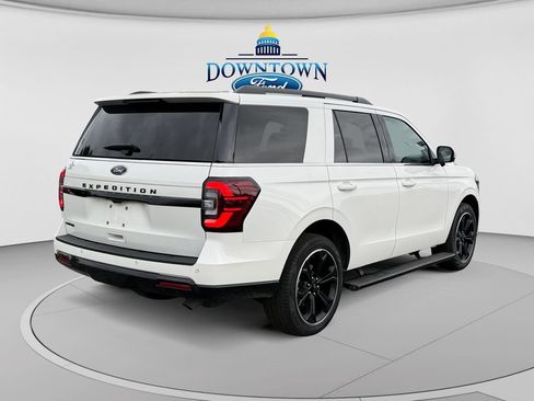 Used 2024 Ford Expedition Limited AWD/4WD image 3