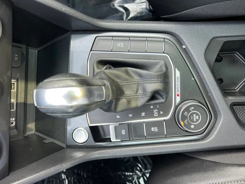 Used 2018 Volkswagen Tiguan SEL AWD/4WD image 28