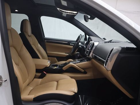 Used 2018 Porsche Cayenne w/ Premium Package AWD/4WD image 9