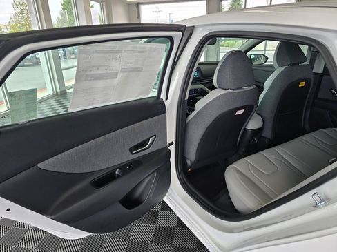 New 2026 Hyundai Elantra Limited FWD image 32