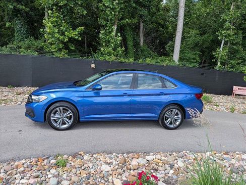 Certified 2024 Volkswagen Jetta SE w/ Panoramic Sunroof Package FWD image 2