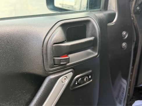 Used 2018 Jeep Wrangler Unlimited Sahara AWD/4WD image 11