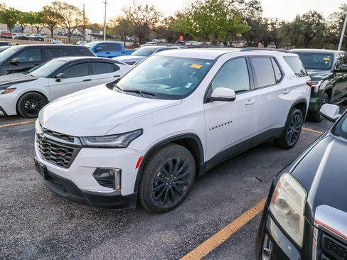 Used 2023 Chevrolet Traverse RS image 3
