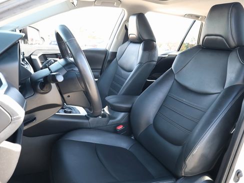 Used 2021 Toyota RAV4 XLE Premium image 31