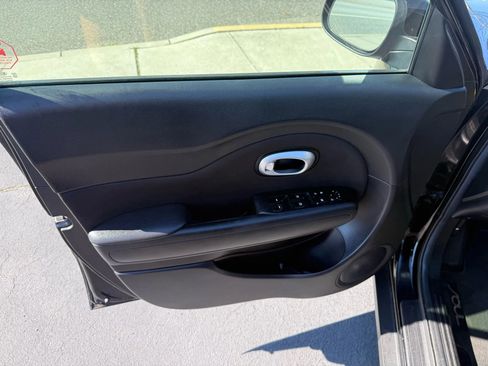 Used 2016 Kia Soul + image 18
