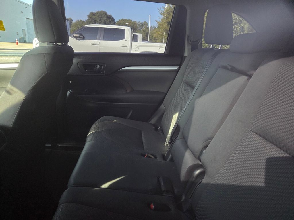 Used 2018 Toyota Highlander LE FWD image 5