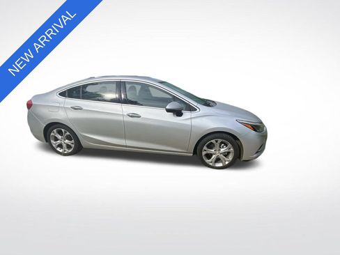 Used 2017 Chevrolet Cruze Premier FWD image 2