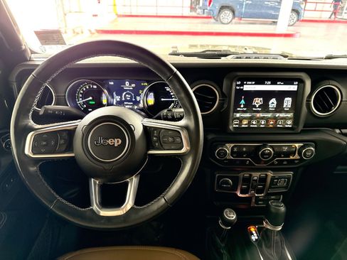 Used 2022 Jeep Wrangler Unlimited Sahara w/ Cold Weather Group AWD/4WD image 16