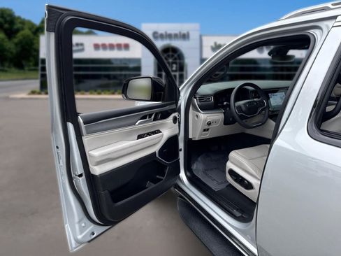 Used 2025 Jeep Wagoneer 4WD w/ Convenience Group I image 12