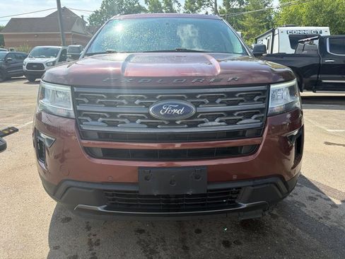 Used 2018 Ford Explorer XLT w/ XLT Appearance Package AWD/4WD image 2