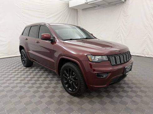 Used 2017 Jeep Grand Cherokee Altitude AWD/4WD image 4