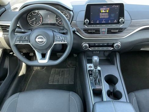 Used 2025 Nissan Altima 2.5 SV FWD image 13