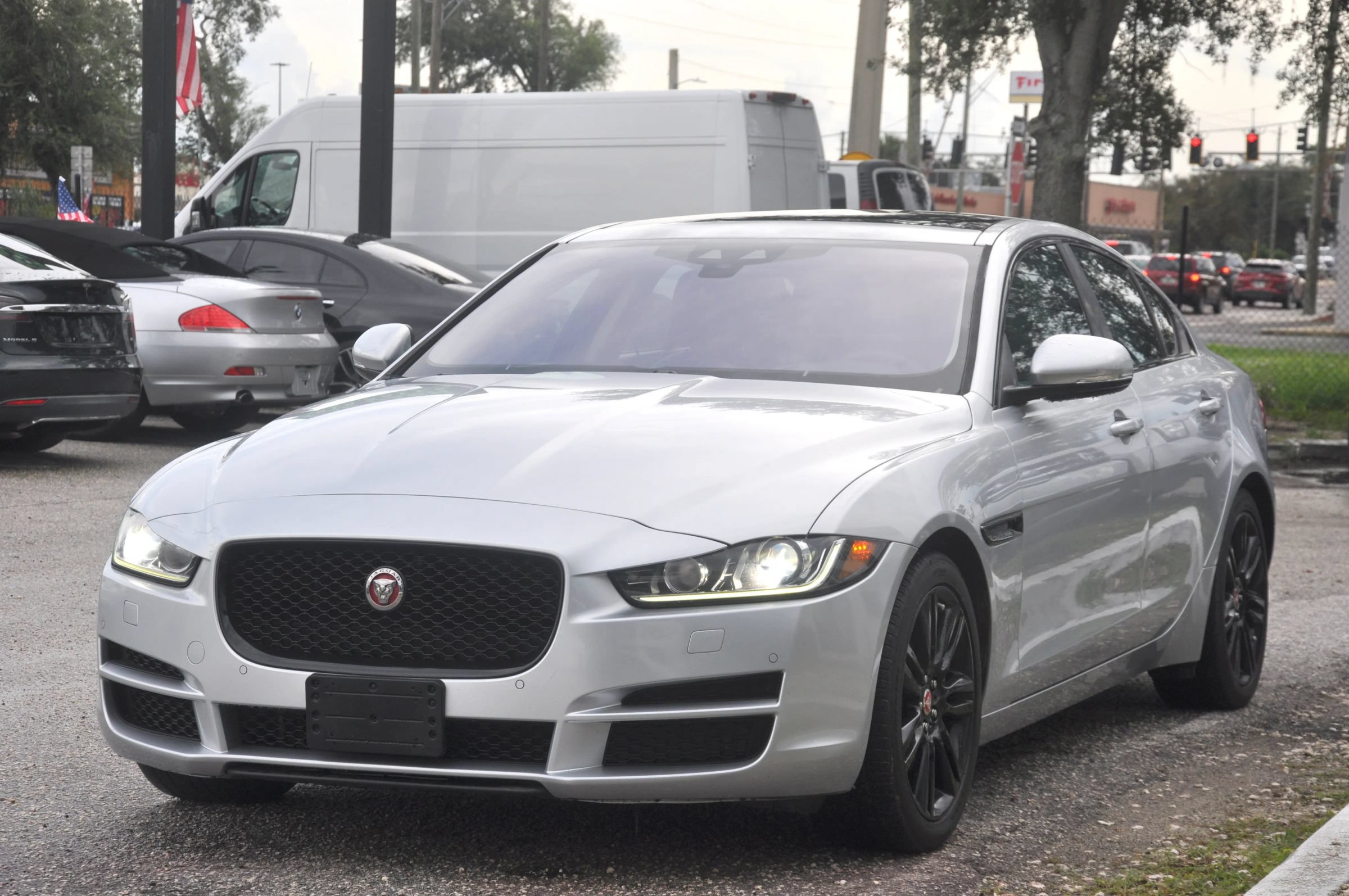 Used 2017 Jaguar XE Prestige RWD image 5