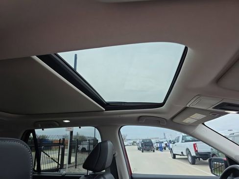 Used 2024 Honda Pilot Touring image 4