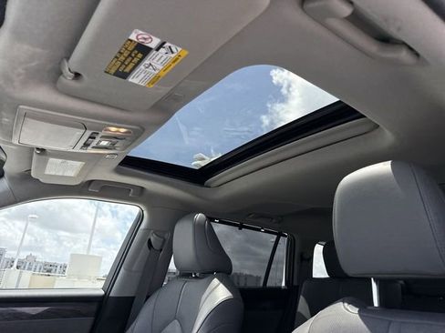 Used 2023 Toyota Highlander Limited image 22