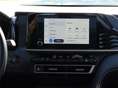 Used 2025 Toyota Camry SE image 13