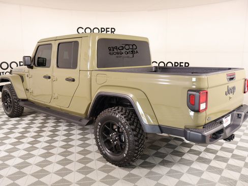Used 2025 Jeep Gladiator Overland AWD/4WD image 22