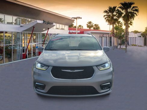 Certified 2021 Chrysler Pacifica Touring-L image 8