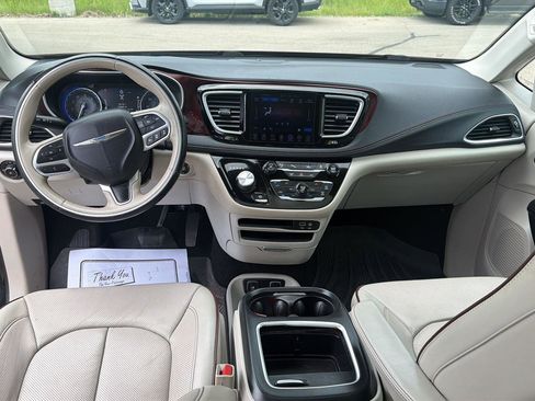 Used 2017 Chrysler Pacifica Limited w/ Advanced Safetytec Group FWD image 30