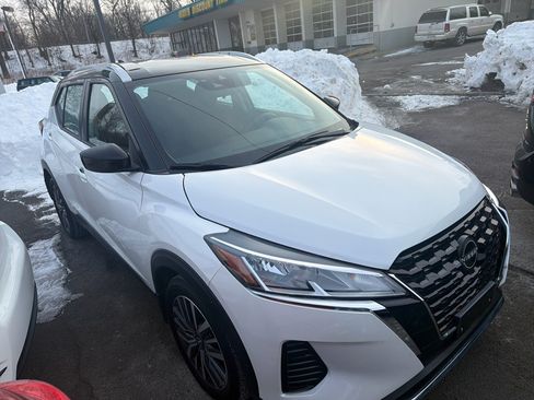 Used 2024 Nissan Kicks SV image 3