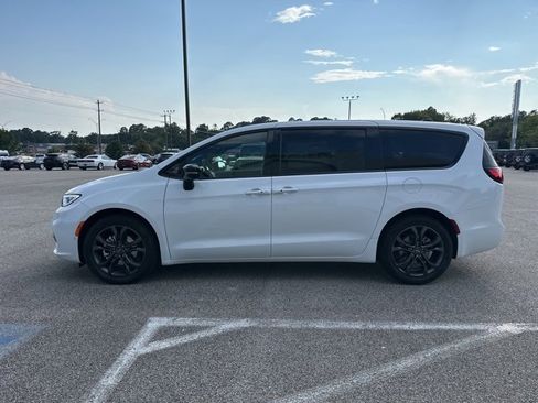 New 2026 Chrysler Pacifica Select image 4
