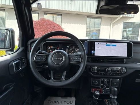 Used 2025 Jeep Wrangler Unlimited Rubicon AWD/4WD image 17