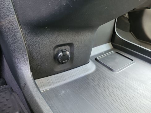 Used 2025 Toyota Sienna XLE FWD image 29