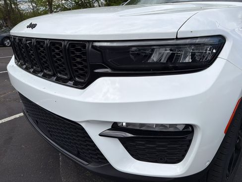 Certified 2023 Jeep Grand Cherokee Limited w/ Luxury Tech Group II AWD/4WD image 4