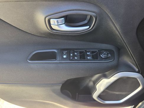 Used 2018 Jeep Renegade Latitude image 26