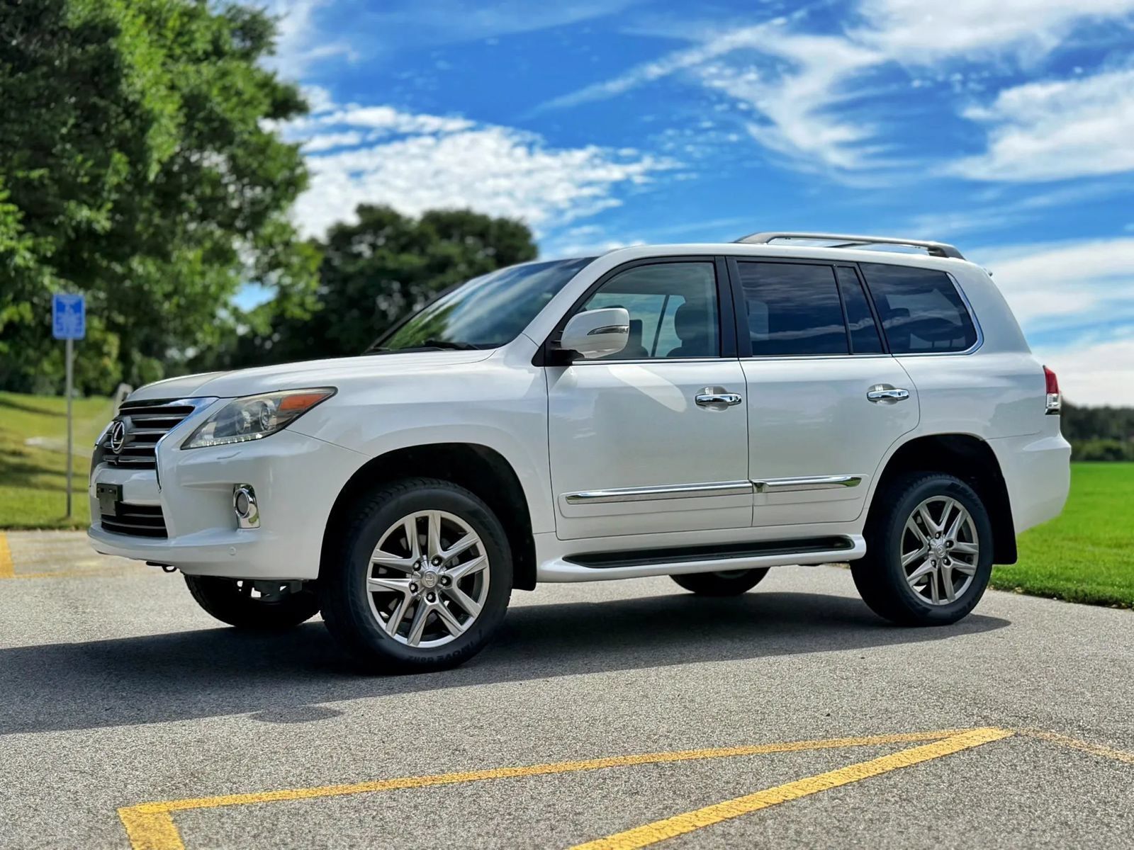 Used 2013 Lexus LX 570 4WD w/ Luxury Pkg image 12