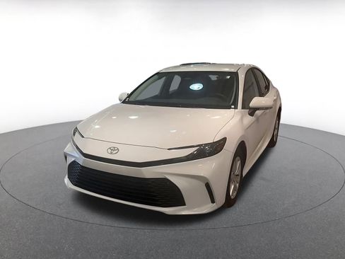 Used 2025 Toyota Camry LE image 7