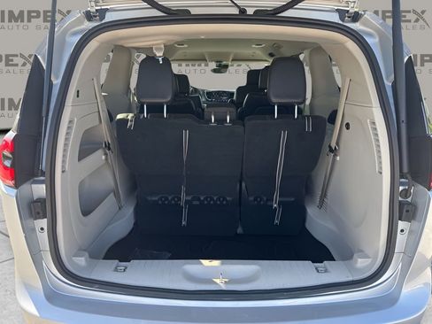 Used 2023 Chrysler Pacifica Touring-L FWD image 30