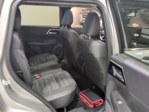 Used 2024 Mitsubishi Outlander SE AWD/4WD image 11