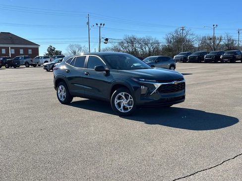 New 2026 Chevrolet Trax LS w/ LS Convenience Package FWD image 2
