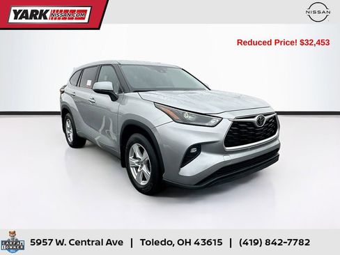 Used 2024 Toyota Highlander LE AWD/4WD image 1