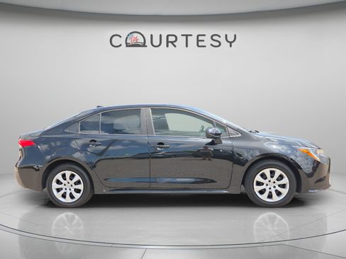 Certified 2022 Toyota Corolla LE FWD image 6