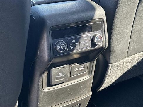 Used 2023 GMC Acadia SLT w/ Preferred Package image 18
