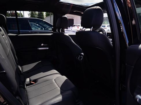 Used 2025 Mercedes-Benz GLB 250 4MATIC image 24