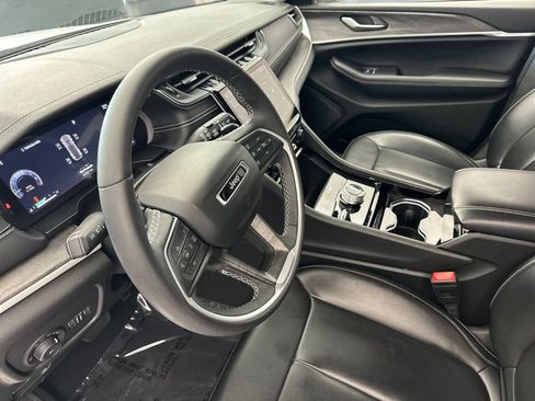 Used 2023 Jeep Grand Cherokee Limited AWD/4WD image 9