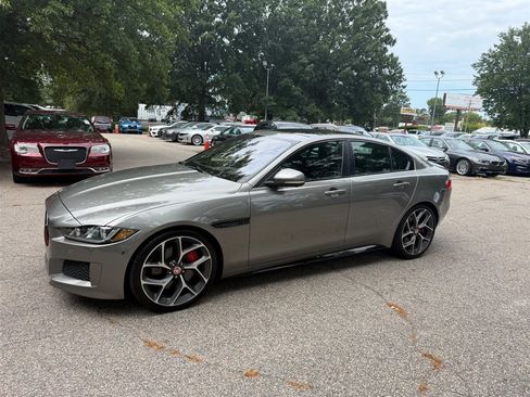 Used 2019 Jaguar XE S RWD image 4
