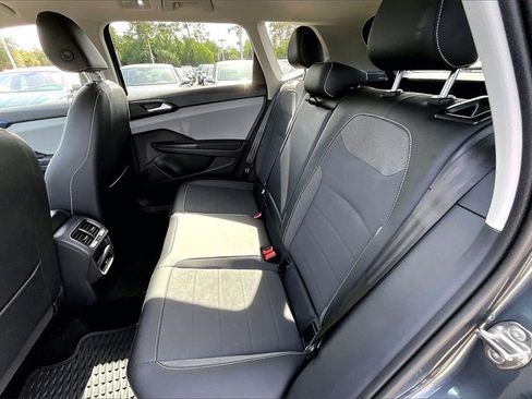 Certified 2022 Volkswagen Taos SE w/ Panoramic Sunroof Package image 17