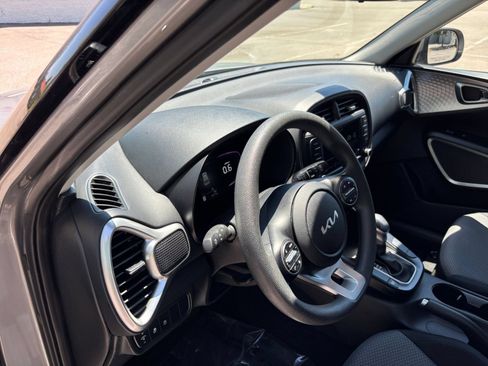Used 2025 Kia Soul LX w/ LX Technology Package FWD image 33