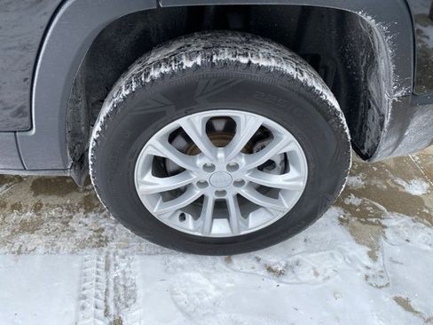 Certified 2021 Jeep Cherokee Latitude w/ Safety Group image 13